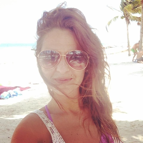 Meet your Posher, Andrea - Picture 2 of 2